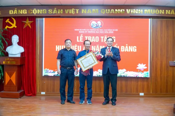 Lễ trao tặng huy hiệu 45 năm tuổi Đảng cho Đảng viên, Giảng viên trường Đại học Hòa Bình