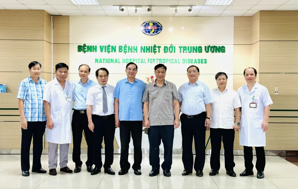 Lãnh đạo Trường Đại học Hòa Bình và Ban Giám đốc Bệnh viện Bệnh Nhiệt đới Trung ương (Đông Anh, Hà Nội) chụp ảnh lưu niệm