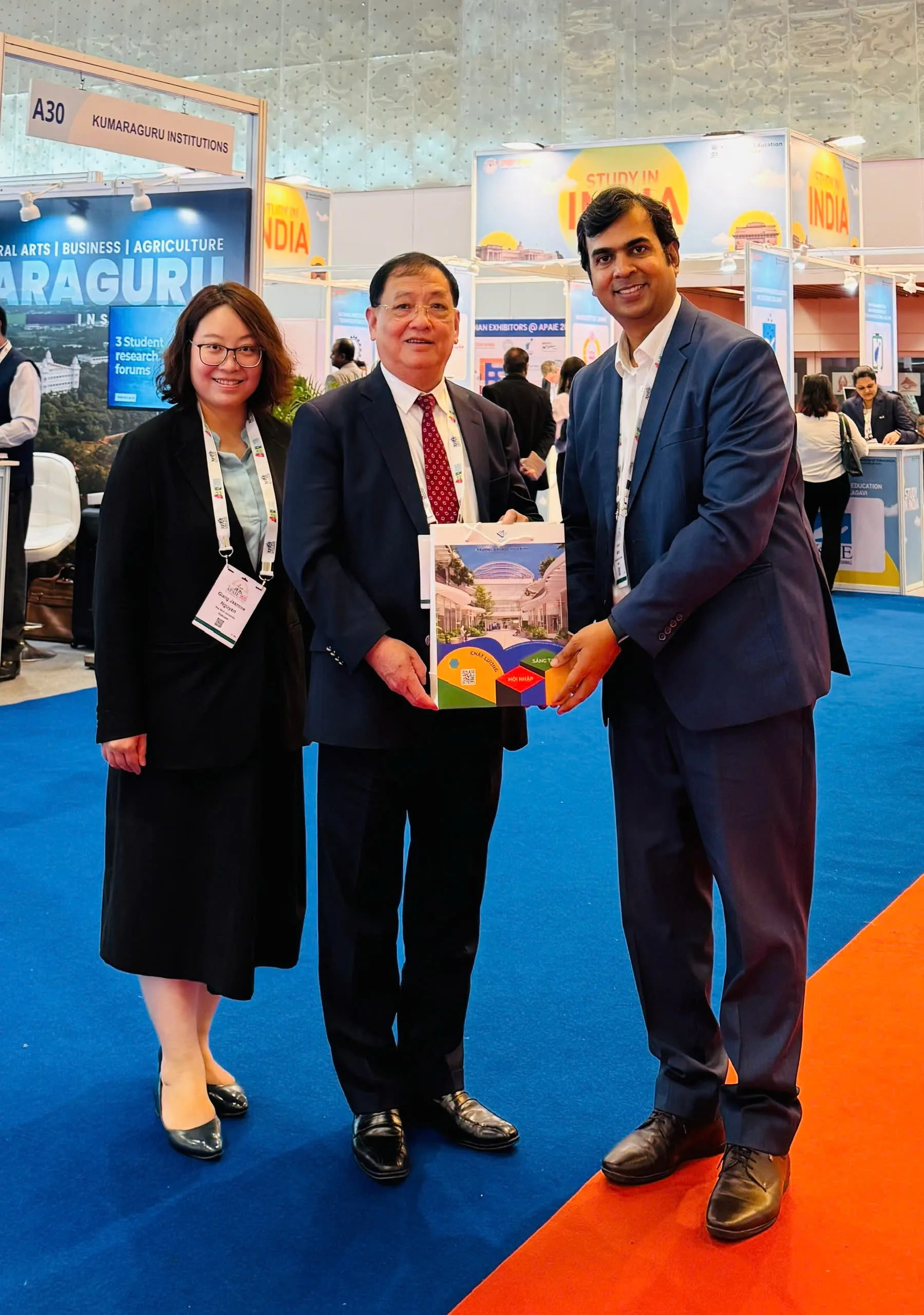 NGND.PGS.TS Tô Ngọc Hưng, Hiệu trưởng Trường ĐHHB và ông Ashish Mehta, CEO Abki Solutions, Ấn Độ, 26/03/2025