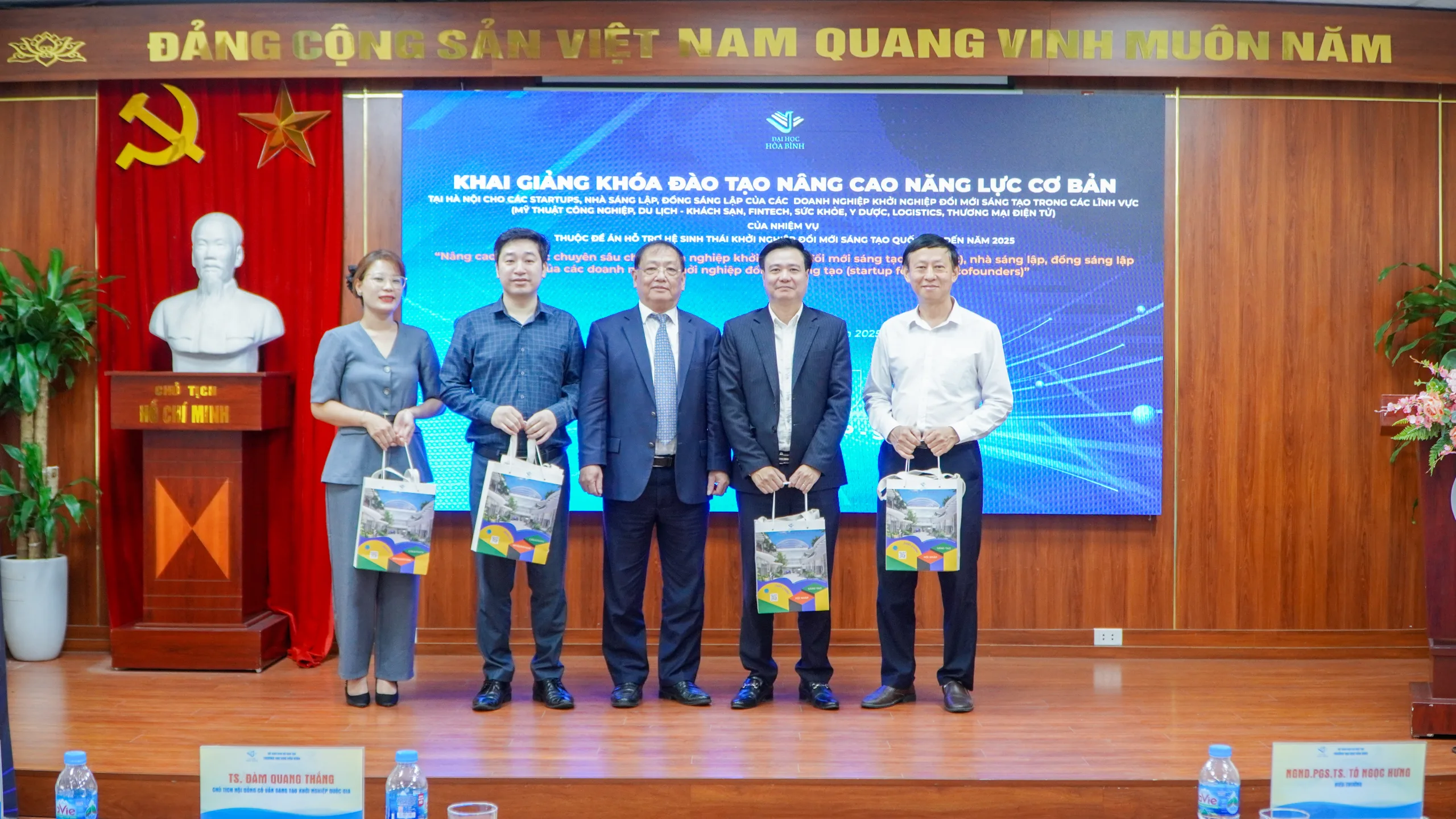 NGND.PGS.TS. Tô Ngọc Hưng tặng quà tri ân các đại biểu, khách mời và đội ngũ chuyên gia đào tạo