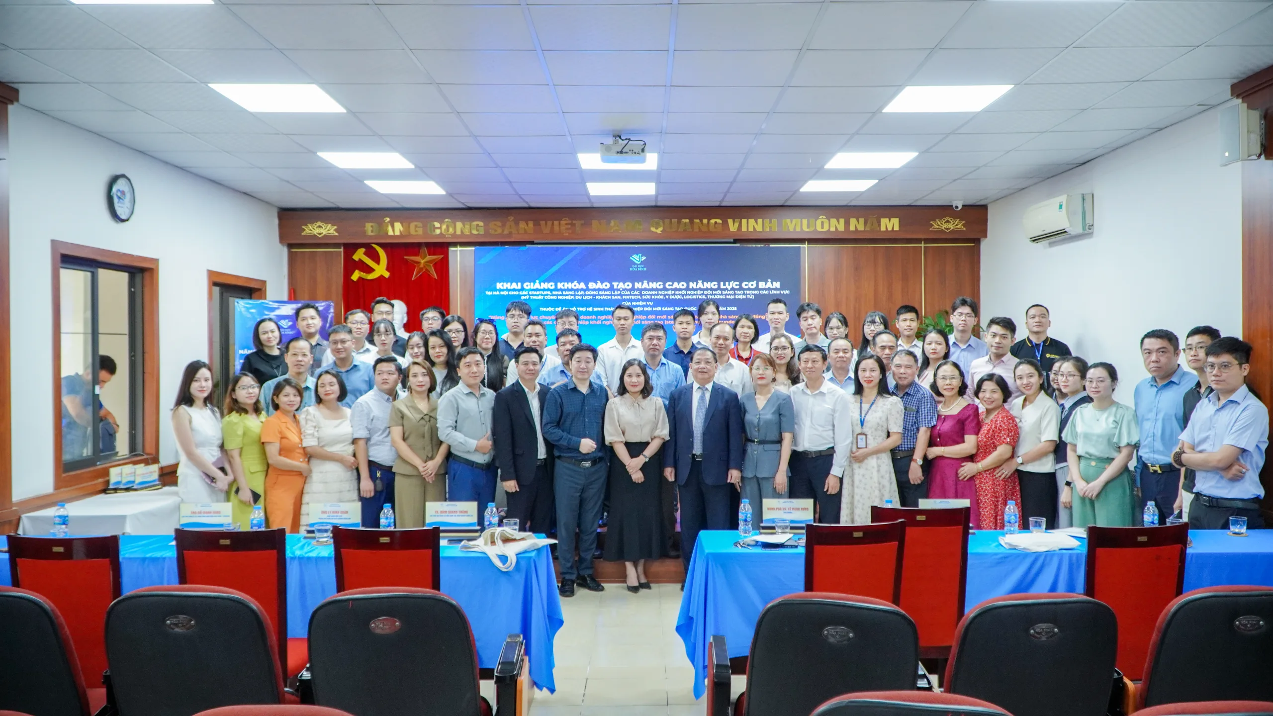 Các đại biểu tham dự Lễ Khai giảng khóa đào tạo chụp ảnh lưu niệm