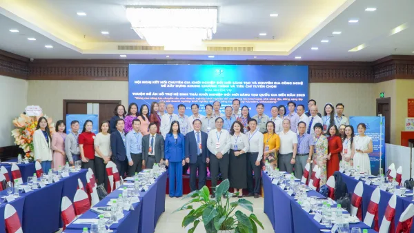 Các đại biểu tham dự Hội nghị chụp ảnh lưu niệm