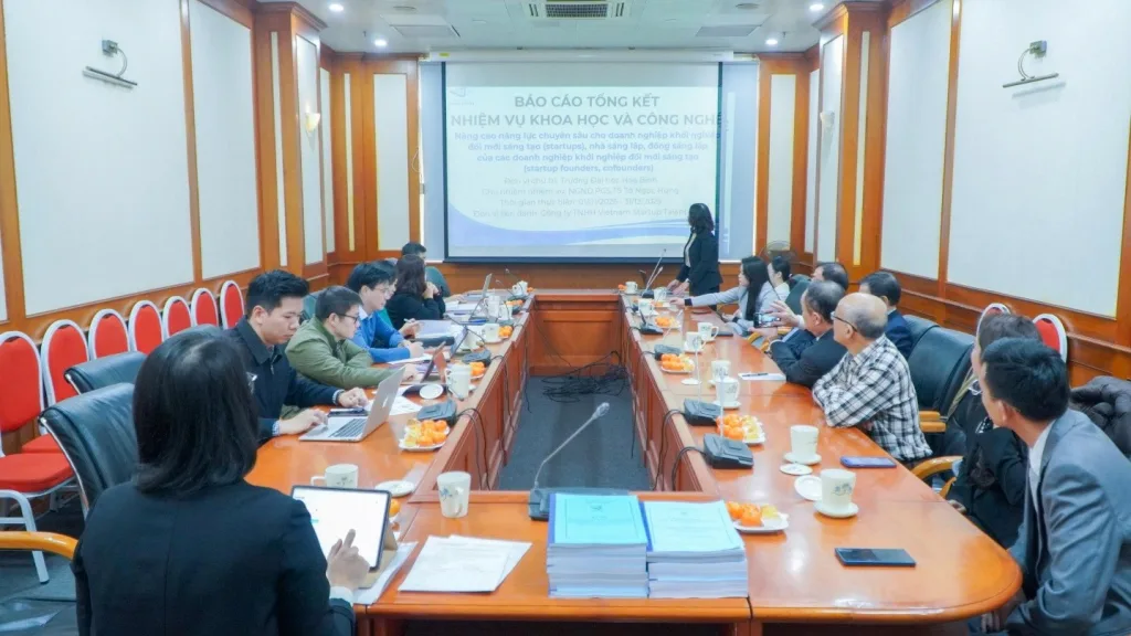 Ảnh. TS. Lê Thị Phương - Thư ký nhiệm vụ trình bày báo cáo kết quả thực hiện nhiệm vụ Ảnh. TS. Lê Thị Phương - Thư ký nhiệm vụ trình bày báo cáo kết quả thực hiện nhiệm vụ