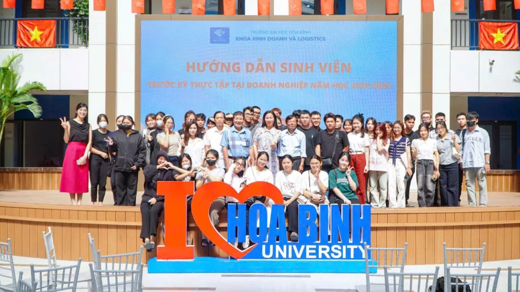 Ảnh: Sinh viên khoa Kinh doanh và Logistics