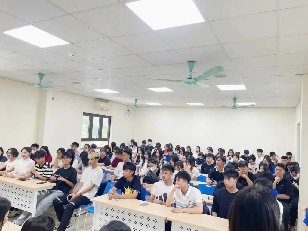 Ảnh: Sinh viên khoa Kinh doanh và Logistics