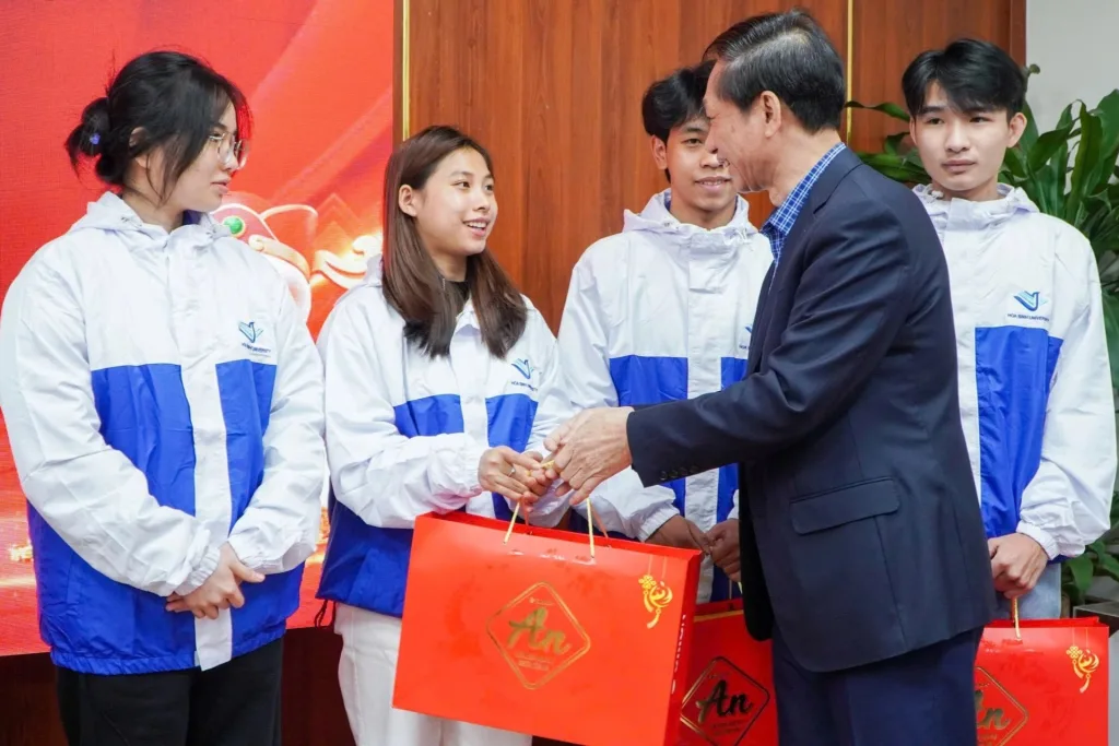 Lãnh đạo Trường Đại học Hòa Bình trao quà Tết cho các sinh viên nghèo vượt khó.