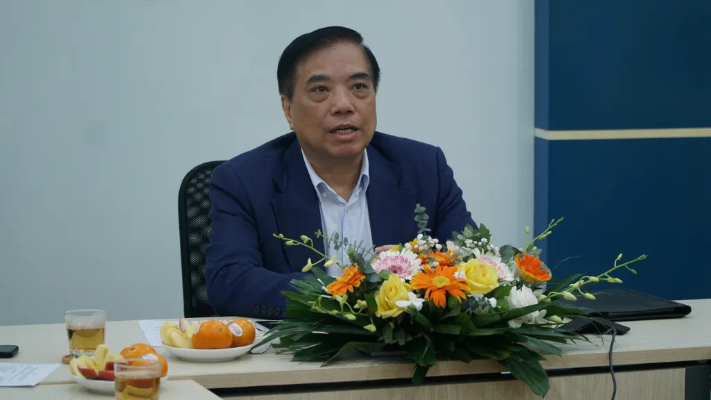 Phát biểu khai mạc cuộc họp, PGS.TS Bùi Anh Tuấn cho biết, thoả thuận hợp tác giữa Trường Đại học Hoà Bình với Học viện ngân hàng Lào đã diễn ra tốt đẹp suốt 3 năm. Trong suốt quá trình đó, cả hai trường đã tổ chức nhiều hoạt động, khoá đào tạo chuyên sâu nhằm nâng cao trình độ, chất lượng học viên. Một số hoạt động nổi bật như tổ chức seminar (hội thảo chuyên đề) cho học viên Lào về “Lạm phát - tỷ giá hối đoái”, “Kỹ năng đàm phán, thuyết trình”, và mới nhất là seminar về “Blockchain và kinh tế số”.Nhằm liên tục các chương trình đào tạo đó, Hiệu trưởng Trường đại học Hoà Bình đề nghị cả hai trường tiếp tục gắn kết, ký thoả thuận hợp tác đào tạo nhân lực trong thời gian dài kỳ. Ngay sau khi kết thúc cuộc họp, lớp bồi dưỡng nghiệp vụ trực tuyến “Kiến thức về kinh tế số và sự phát triển của kinh tế số tại Việt Nam: Hiện tại và tương lai” đã lập tức được giảng dạy. Tham gia lớp học trực tuyến có hơn 80 cán bộ, học viên Học viện Ngân hàng Lào và một số chuyên viên thuộc đơn vị chức năng trong Ngân hàng nhà nước Lào. Nội dung giảng dạy bao gồm 4 chuyên đề: Chuyên đề thứ nhất: Tổng quan nền kinh tế số và các xu thế toàn cầu. Chuyên đề thứ 2: Sự phát triển của nền kinh tế số ở Việt nam – thực trạng và chính sách. Chuyên đề thứ 3: Các Ngành/Lĩnh vực chủ chốt trong kinh tế số, cơ hội và thách thức. Chuyên đề thứ 4: Triển vọng tương lai và kinh nghiệm rút ra. Thời gian giảng dạy trực tuyến diễn ra từ 8h30 đến 17h ngày 11 tháng 3 năm 2026. 