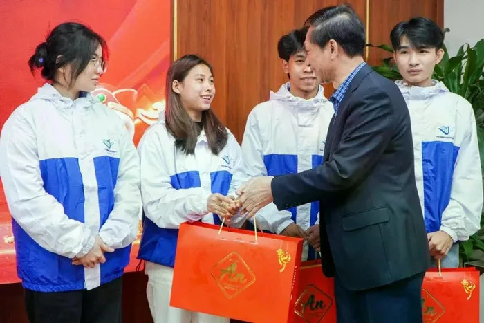 Lãnh đạo Trường Đại học Hòa Bình trao quà Tết cho các sinh viên nghèo vượt khó. Lãnh đạo Trường Đại học Hòa Bình trao quà Tết cho các sinh viên nghèo vượt khó.