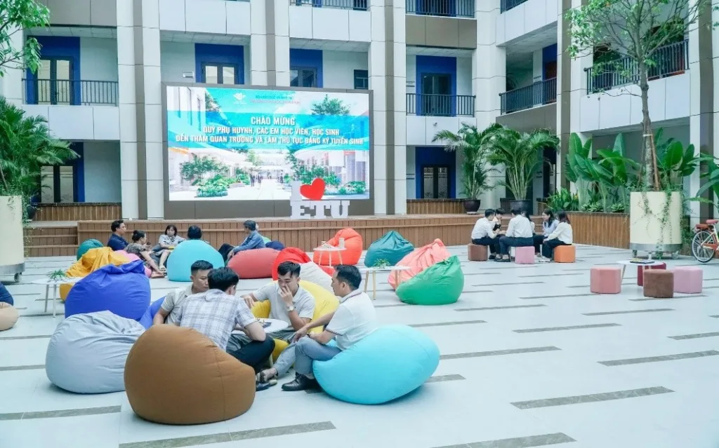 Sinh viên Trường Đại học Hòa Bình trong giờ học và trao đổi nhóm