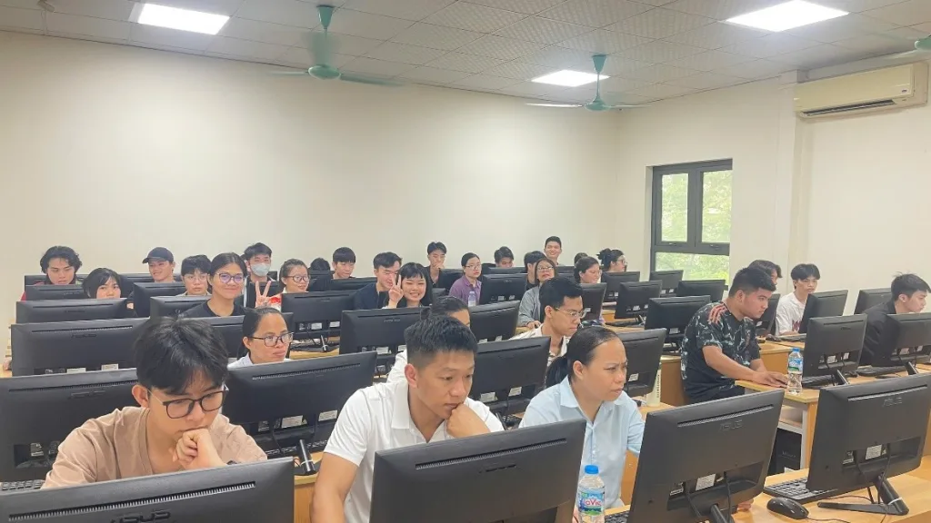 Sinh viên thực hành và phát triển kỹ năng công nghệ